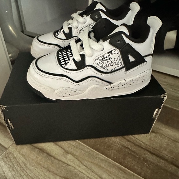 Never worn jordan 4 retro sneakers - Picture 1 of 5